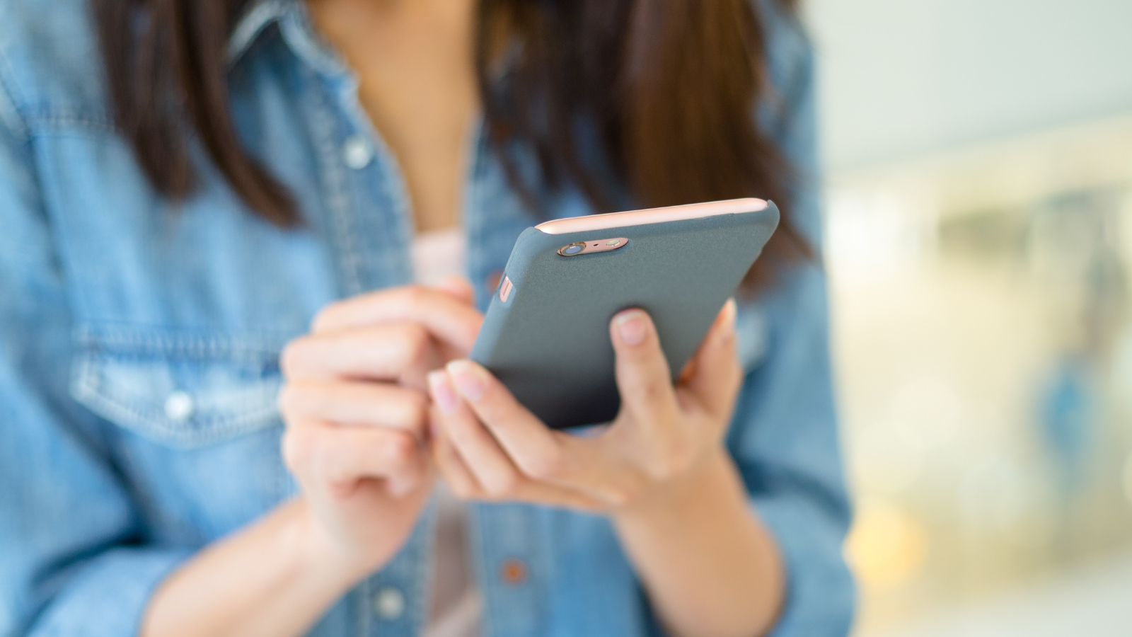 a lady contacting nextier bank on her mobile phone